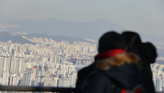 시민들이 서울 남산에서 서울 도심 아파트 밀집 지역을 바라보고 있다. <연합뉴스>